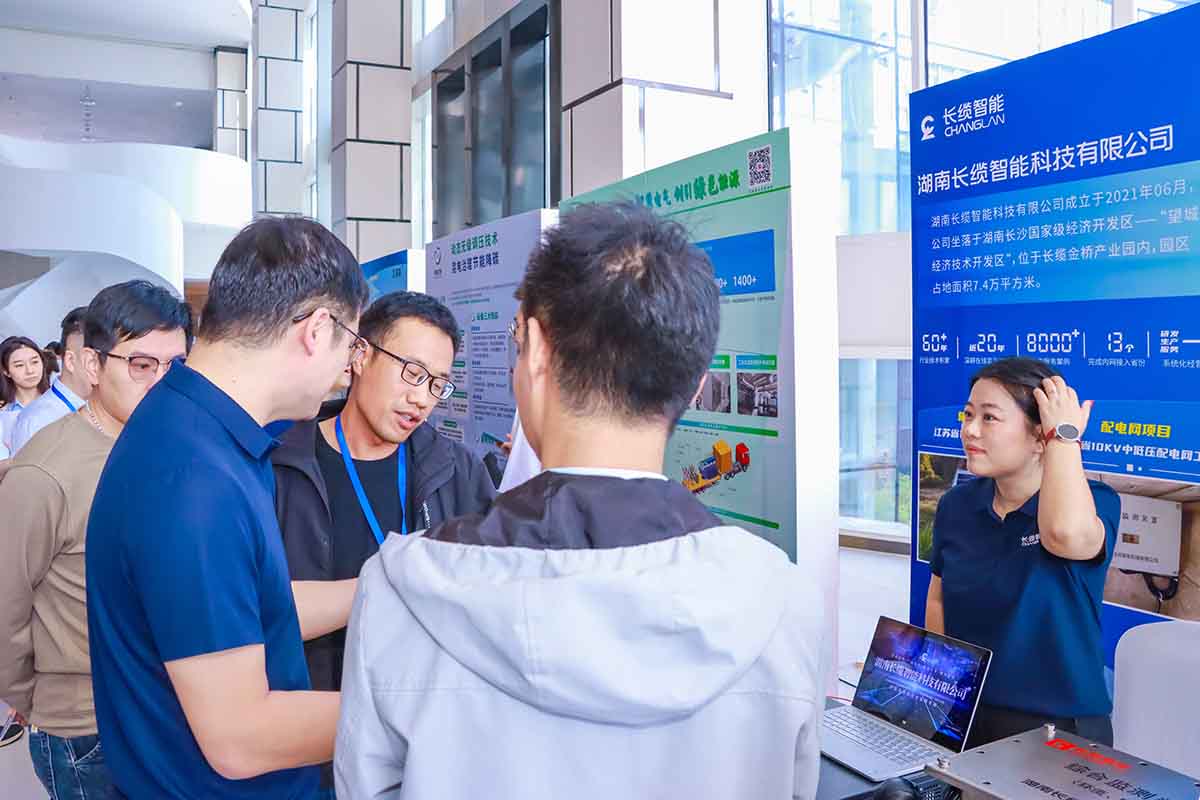 数字赋能石化电缆运维,合乐HL8智能青岛展会获瞩目-被参访人员围观讨论